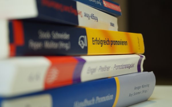 Bild von Ratgeberbüchern zum Thema Promotion