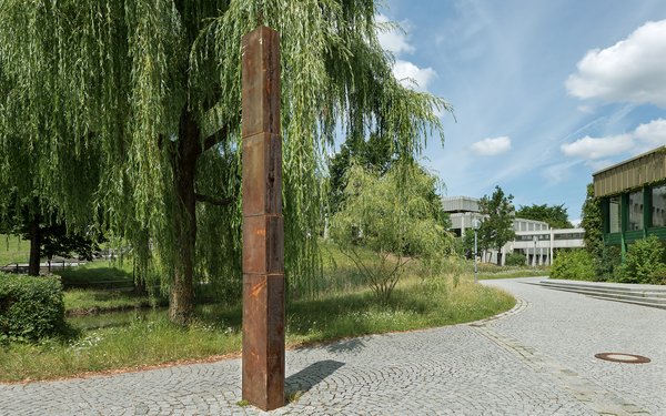 Auf dem Bild sieht man das Kunstwerk Stele - Kern und Hülle von Joachim Bandau