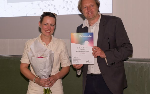 Die Gewinnerin des Preises für digitale Lehre Dr. Saskia Grandel