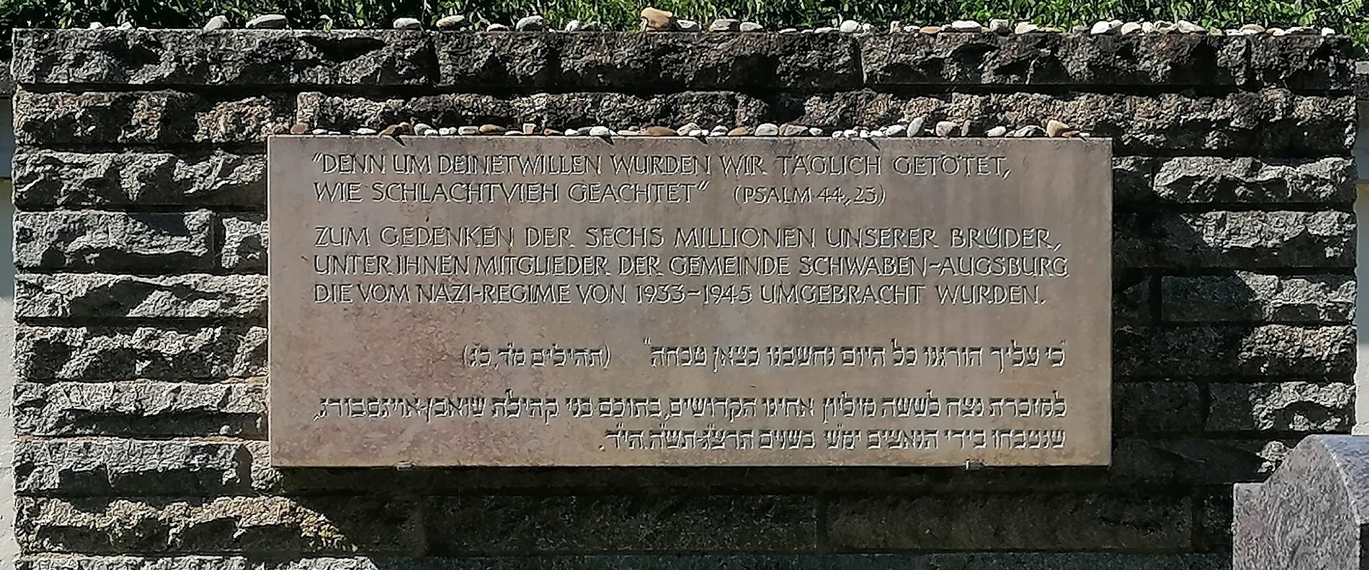 Auf dem Bild ist ein Gedenktafel auf dem Jüdischen Friedhof Augsburg zu sehen.