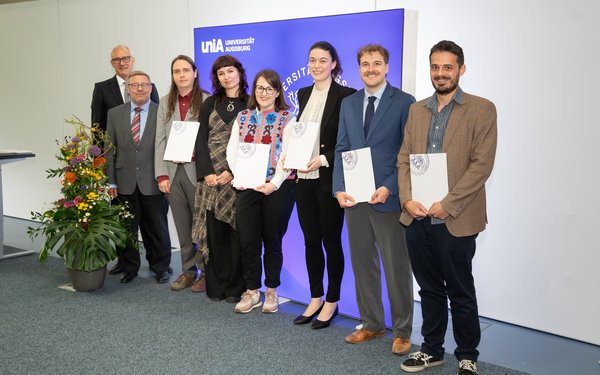 Von links: Prof. Dr. Peter Welzel, Vizepräsident der Universität Augsburg und Prof. Dr. Klaus Wolf, Dekan der Philologisch-Historischen Fakultät, mit den Preisträgerinnen und Preisträgern Florian Wolf, Emily Häge, Dr. Katja Boser, Dr. Dr. Anna-Maria Bader