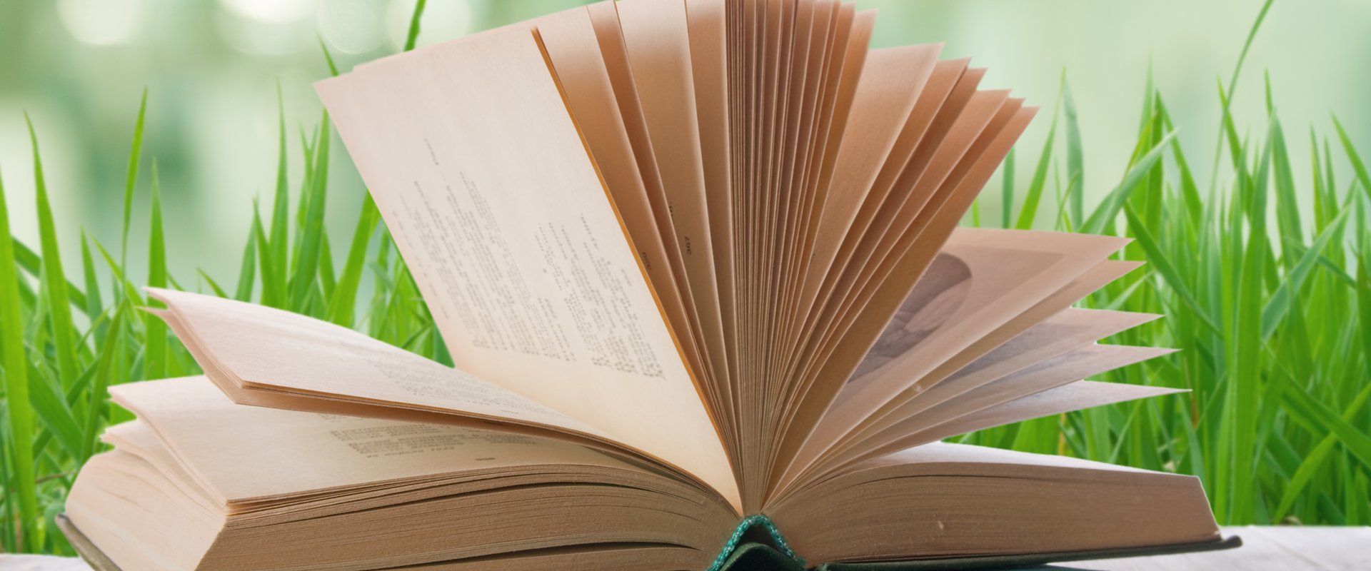 Buch auf Tisch