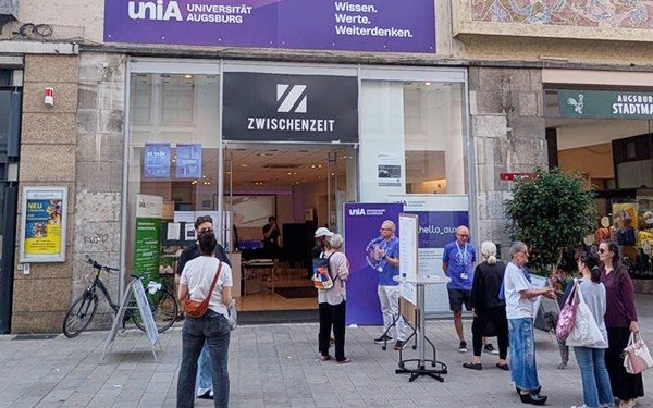 Außen Ansicht des Pop-Up-Stores ./uni.hello_aux in der Annastraße