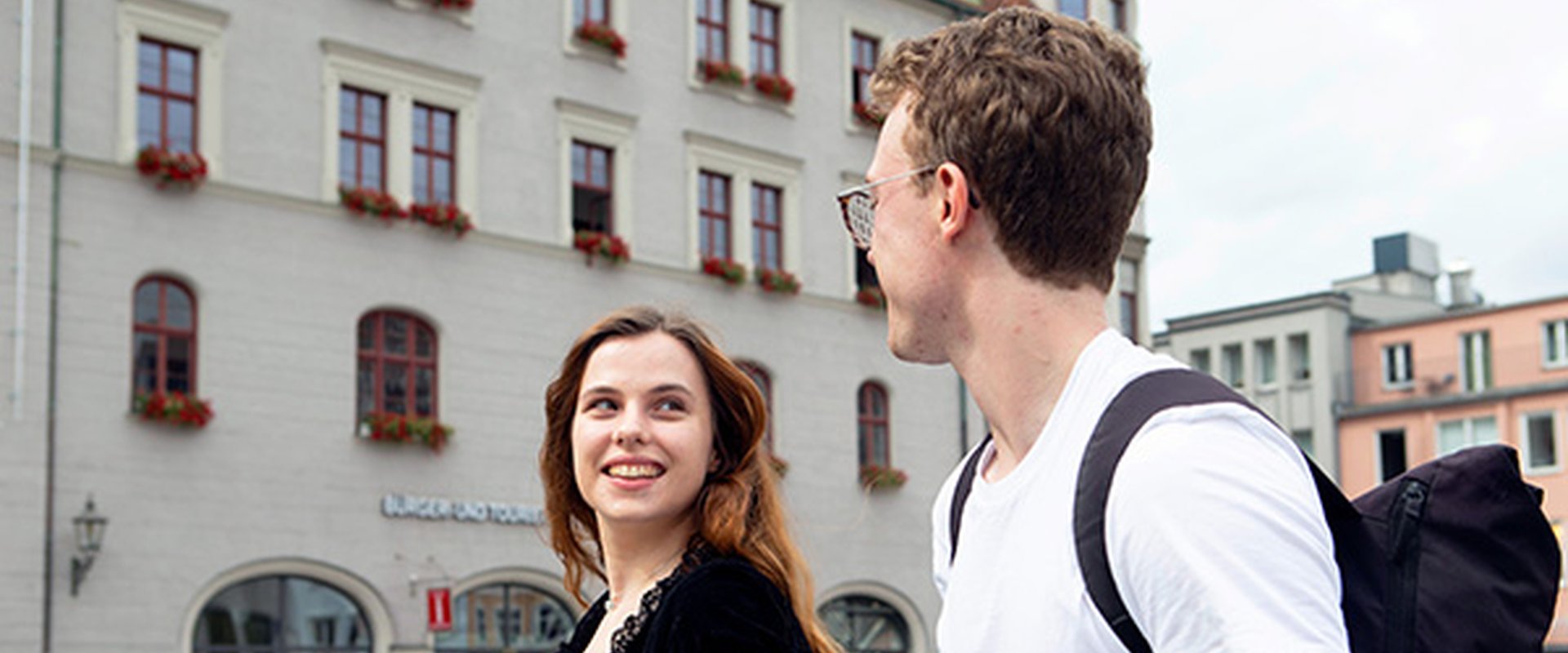 Studierende gehen durch die Augsburger Innenstadt