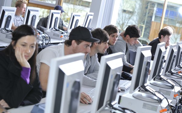 Studierende arbeiten im CIP-Pool WiWi