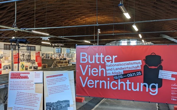 Ein Ausstellungsraum von der Ausstellung "Butter - Vieh - Vernichtung", mit einem gro?en Plakat mit diesem Spruchband drauf