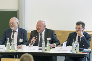 Blick auf das Podium mit Profs. Dannecker, Leitner ...