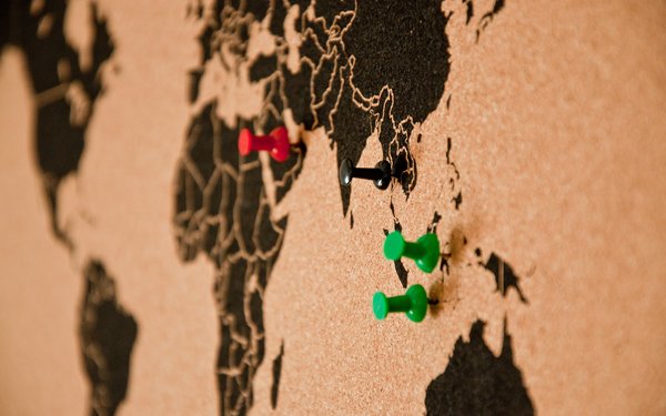 Pinnwand mit Weltkarte und Pins