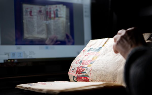 Historisches Buch im abgedunkelten Raum