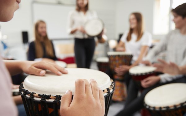 Jugendliche mit Percussionsinstrumenten