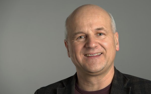 Prof. Dr. Bernd Oberdorfer lacht in die Kamera.