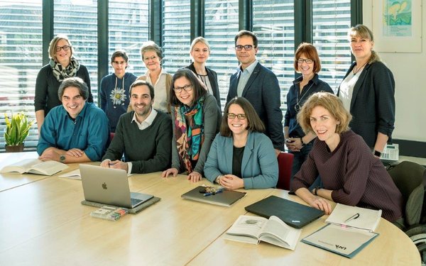 Gruppenbild der Mitarbeiterinnen und Mitarbeiter der Medizinischen Fakultät