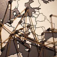 Karte von Europa mit Pins zwischen denen Fäden gespannt sind