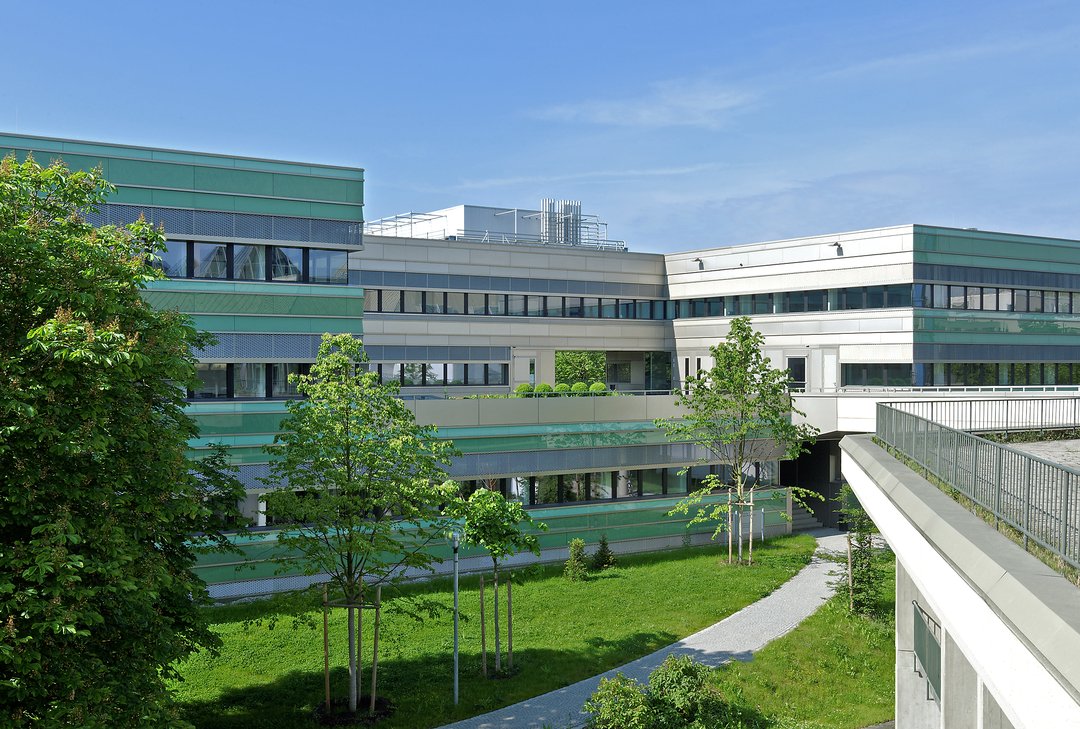 Auf dem Bild sieht man in der Totalen das Gebäude Institut für Informatik.