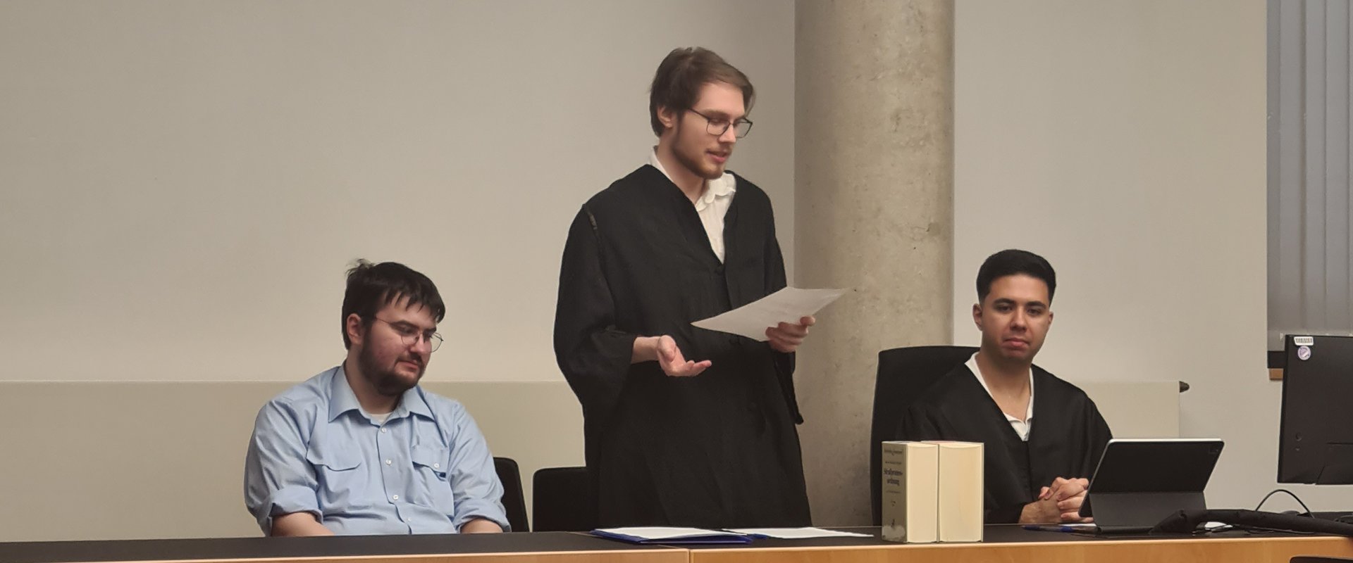 Der Nebenklagevertreter trägt vor