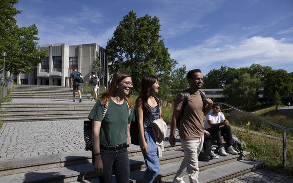 Studierende auf Treppe