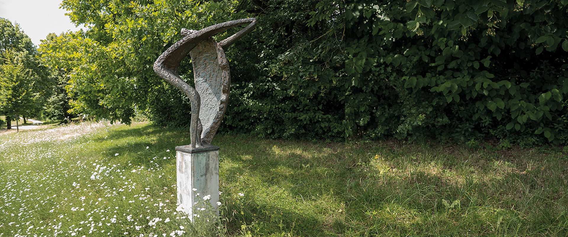 Auf dem sieht man das Kunstwerk Räumeverwandlung von Raoul Ratnowsky, das eine Bronzene Skulptur zeigt.