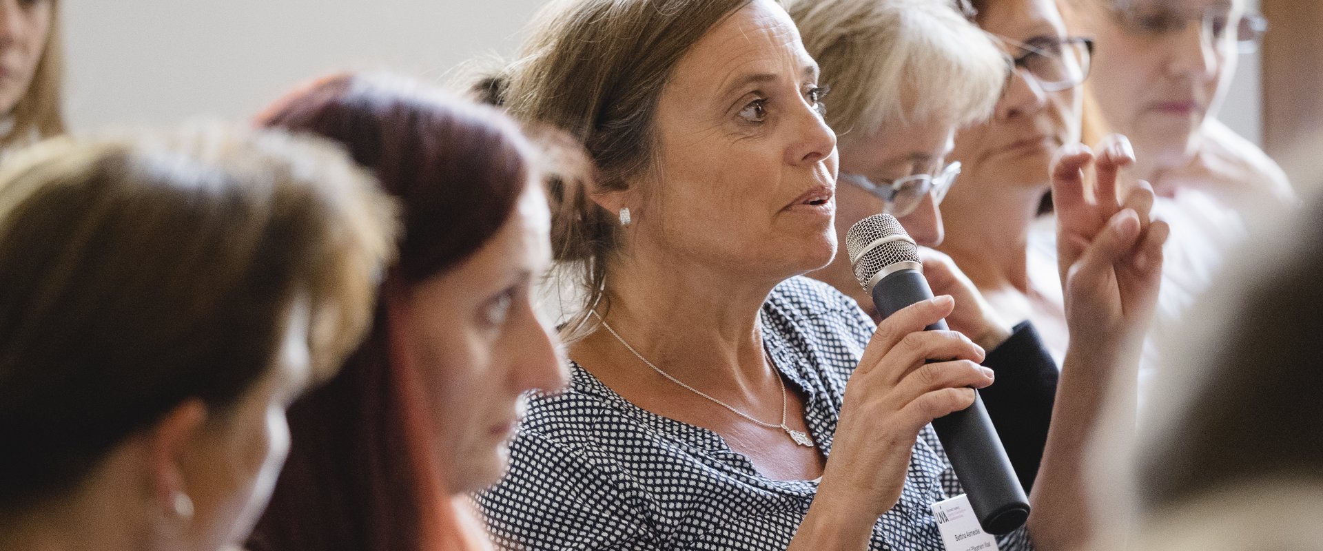 Publikum am Mikrofon auf der Fachtagung 2018