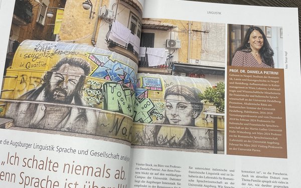 Aufgeschlagen auf dem Tisch