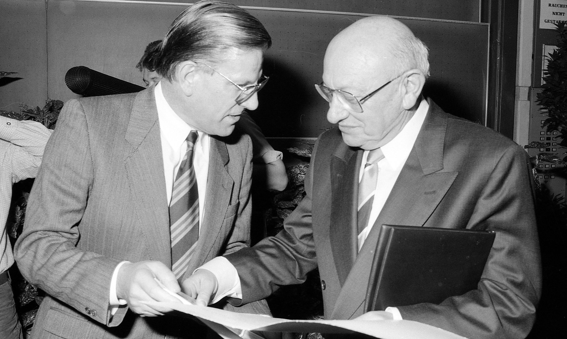 Verleihung der Würde eines Ehrendoktors der Philosophischen Fakultät II an den Literaturkritiker Marcel Reich-Ranicki (1920-2013) am 26. Februar 1992 (links Dekan Prof. Dr. Hanno-Walter Kruft, rechts Marcel Reich-Ranicki)