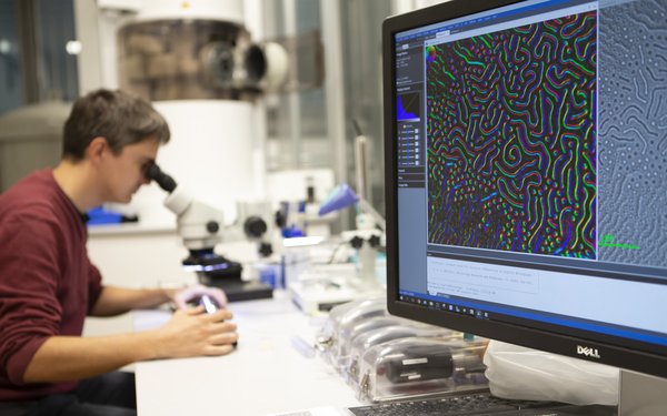Aufnahme in der Experimentalphysik, Mitarbeiter am Mikroskop