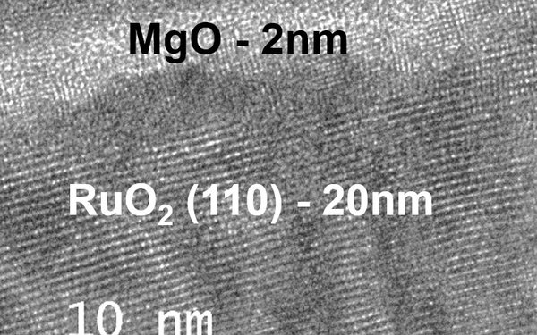 Hochauflösende Mikroskopaufnahme einer Schichtstruktur mit Beschriftung der Materialien und Dicken (CoFeB, MgO, RuO₂)