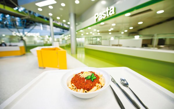 Tablett mit Essen in der Mensa