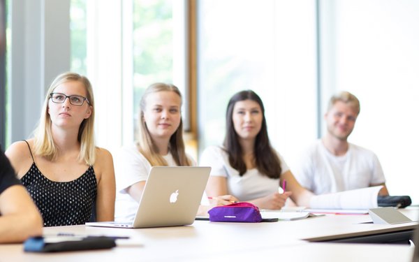 Studierende in einem Seminar als Zuhörer