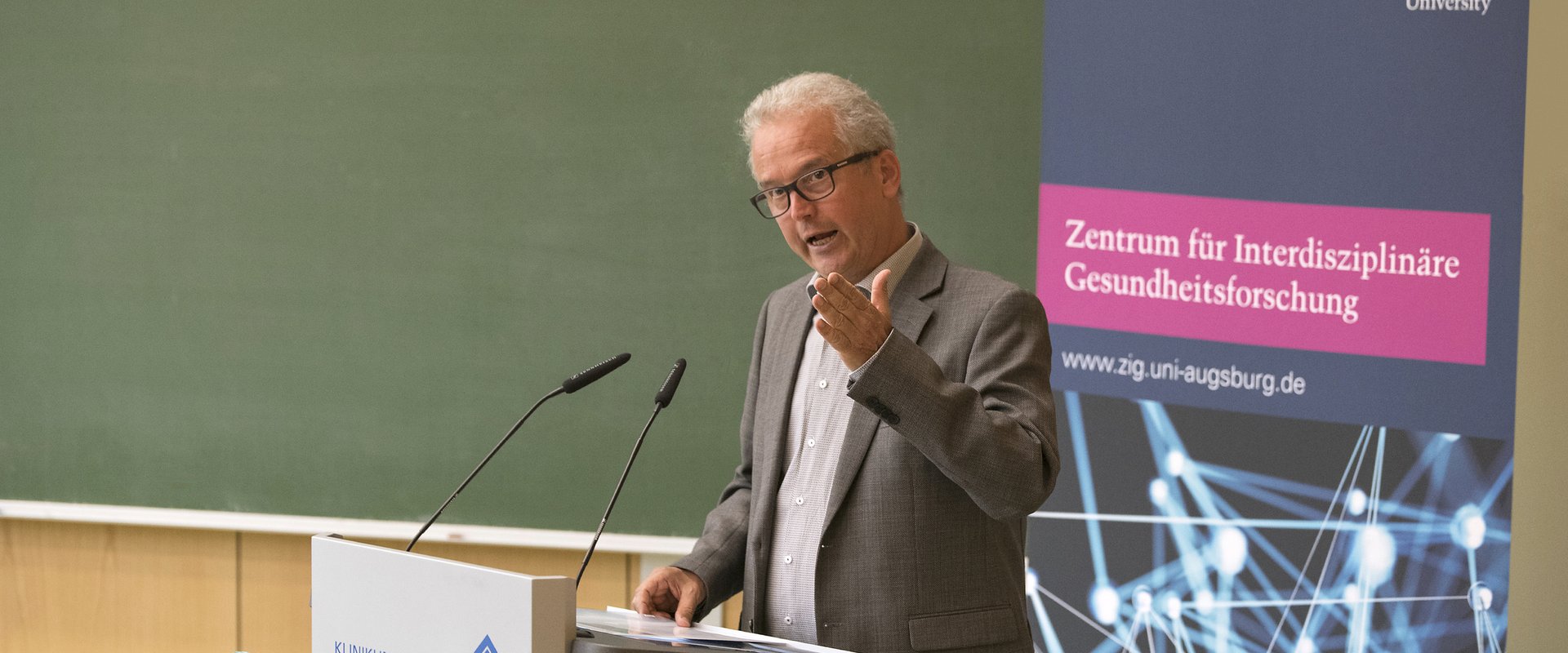 Rednerpult International Lectures Prof. Dr. Klaus Arntz