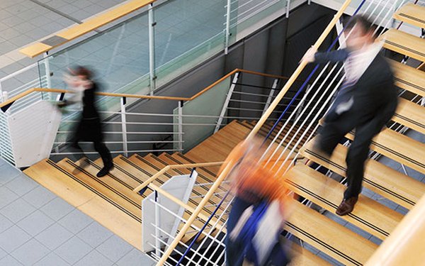 fakultaet_innen_treppe_personen_bewegung_16-9_600
