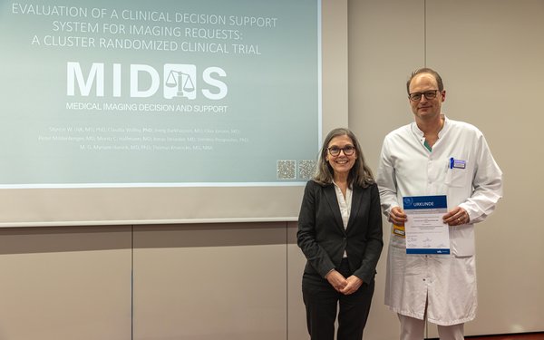 Dekanin Prof. Kadmon und Preistr?ger Prof. Kr?ncke bei der Urkunden��bergabe