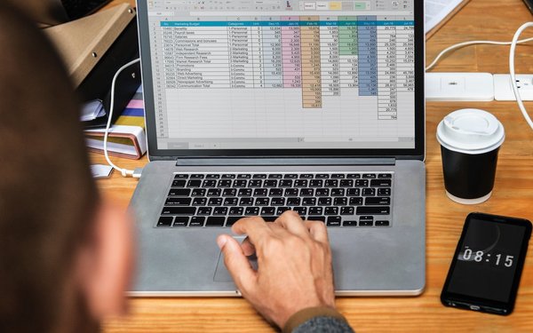 Geöffneter Laptop mit Excel