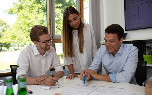 Drei Doktoranden beim Forschen