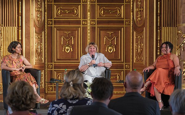 Preisträgerinnen FiLL-Preis 2024 mit Universitätspräsidentin Prof. Dr. Sabine Doering-Manteuffel