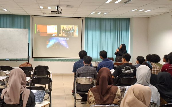 Zulfa Afifah Teaches Thematic Map Types in Thematic Cartography Class