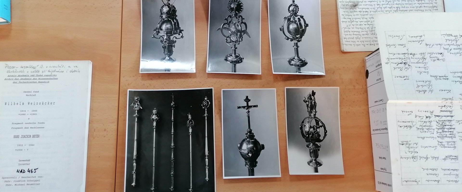 Es sind Bilder der verloren gegangenen Insignien der Karls-Universität zu sehen.