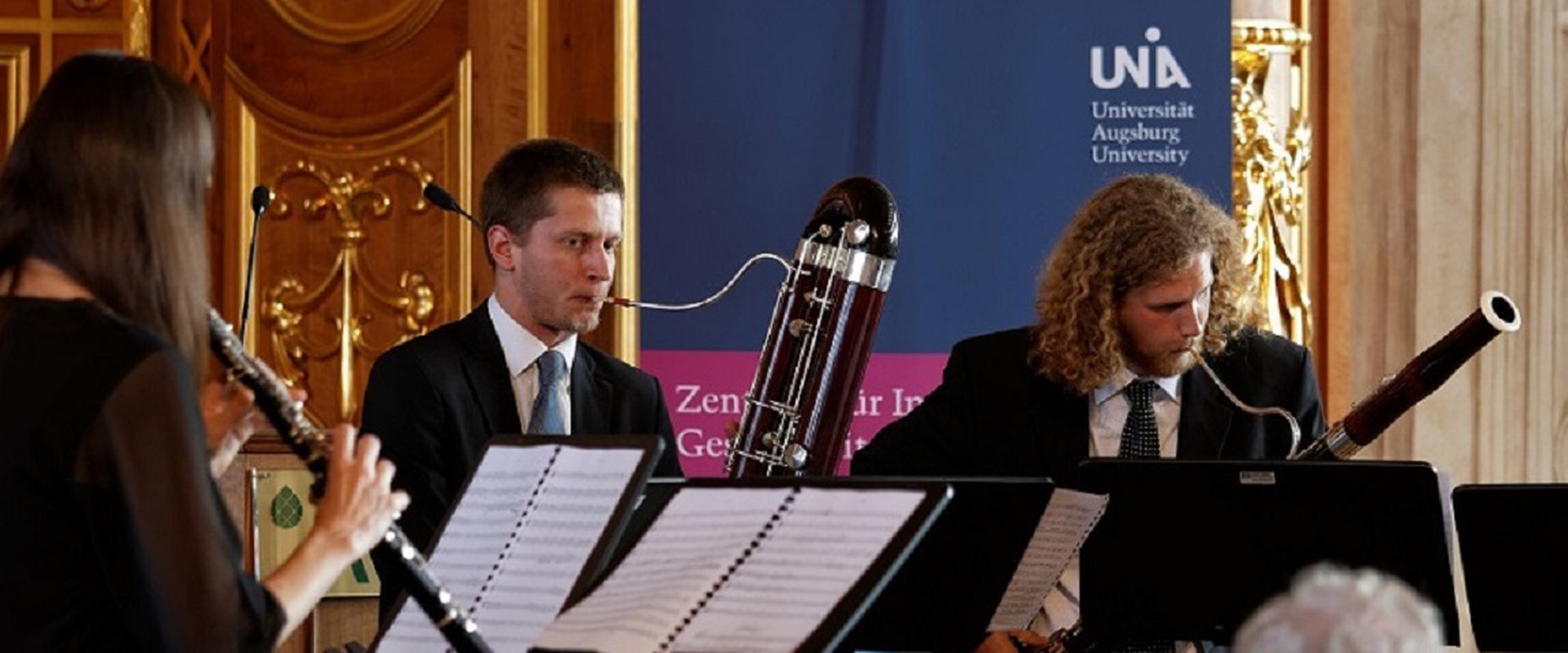 Ausschnitt des musikalischen Auftakts im Kleinen Goldenen Saal der Stadt Augsburg bei der Eröffnung des ZIG. Eine Frau mit Klarinette, zwei Männer mit Saxsophon