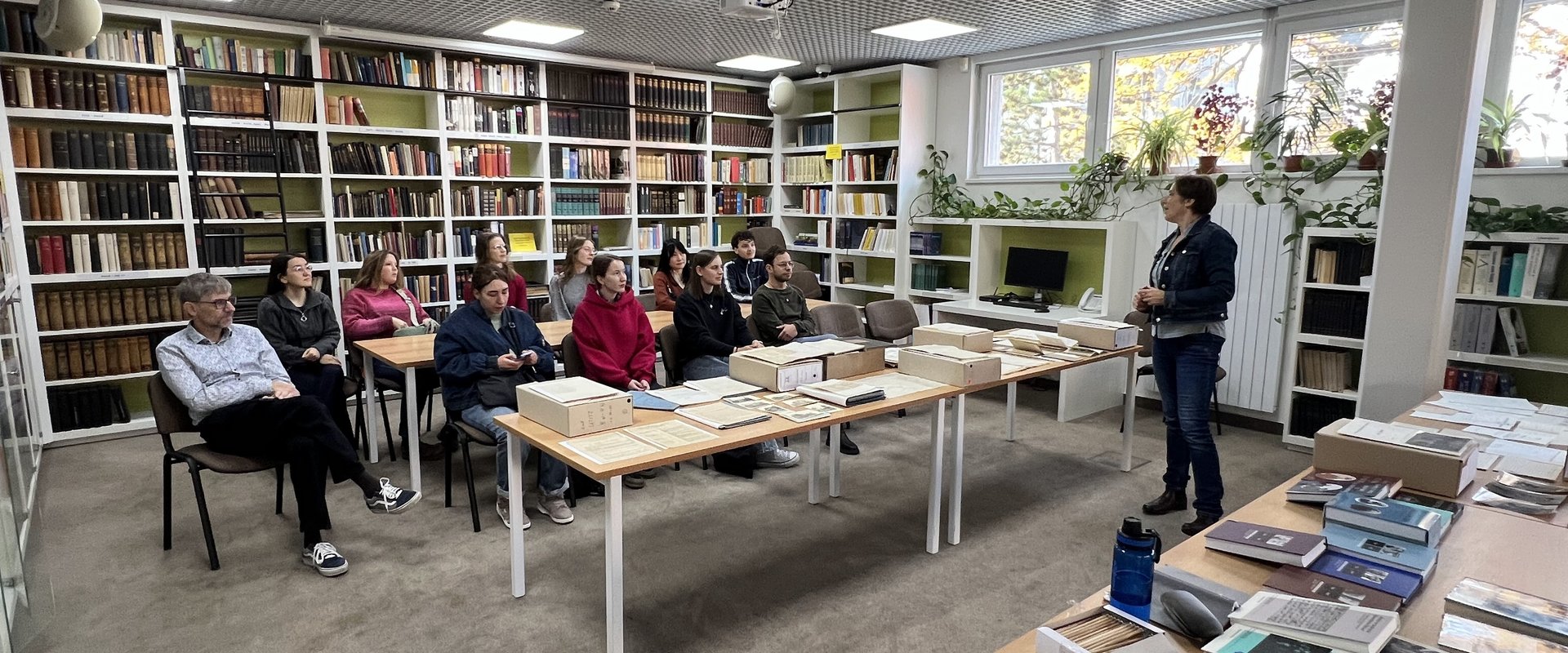 Es ist Dr. Merhautov bei ihrem Vortrag vor den Exkursionsteilnehmenden zu sehen.