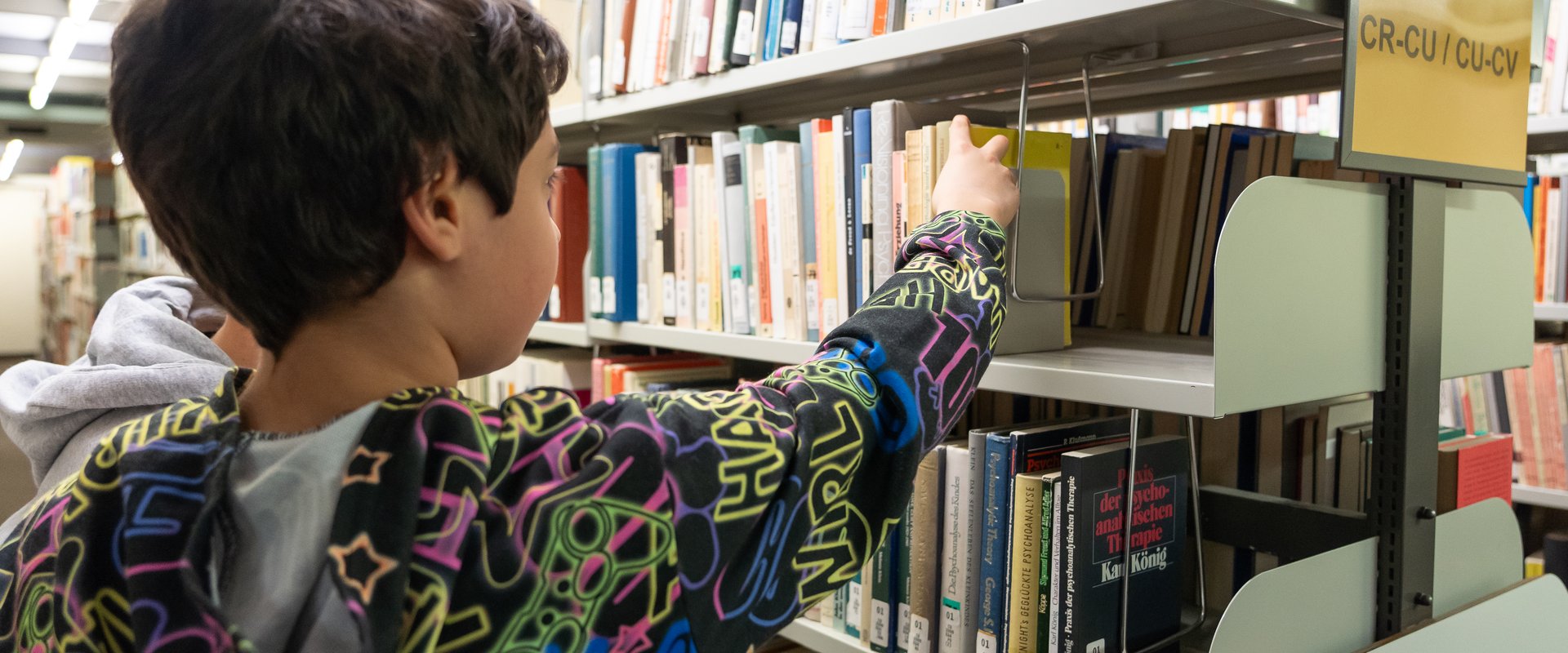 Teilnehmer im Archiv der Bibliothek