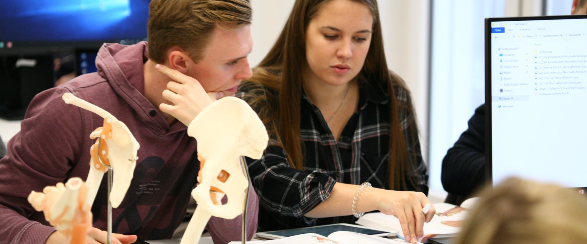 Medizinstudierende im Anatomiekurs