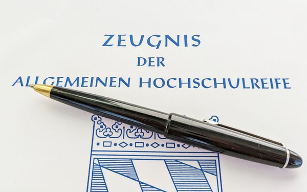 Abiturzeugnis mit Kugelschreiber
