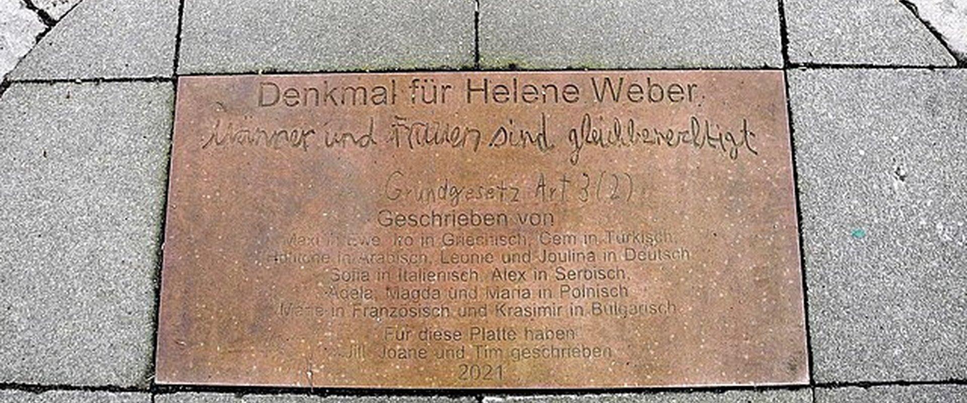"Männer und Frauen sind gleichberechtigt" – Denkmal für die Mütter des Grundgesetzes. Helene-Weber-Platz Wuppertal.