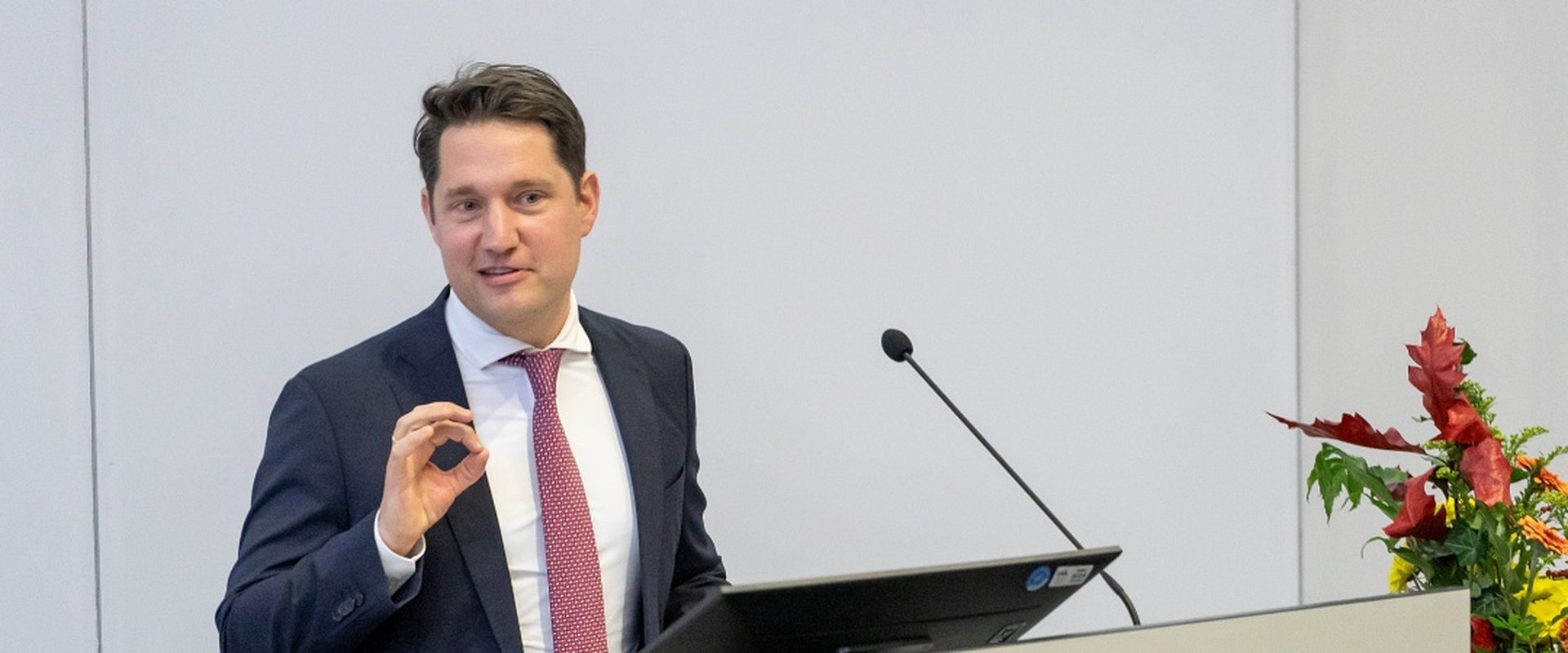 Absolventenfeier Rewi 2024. Prof. Hübner steht am Rednerpult.