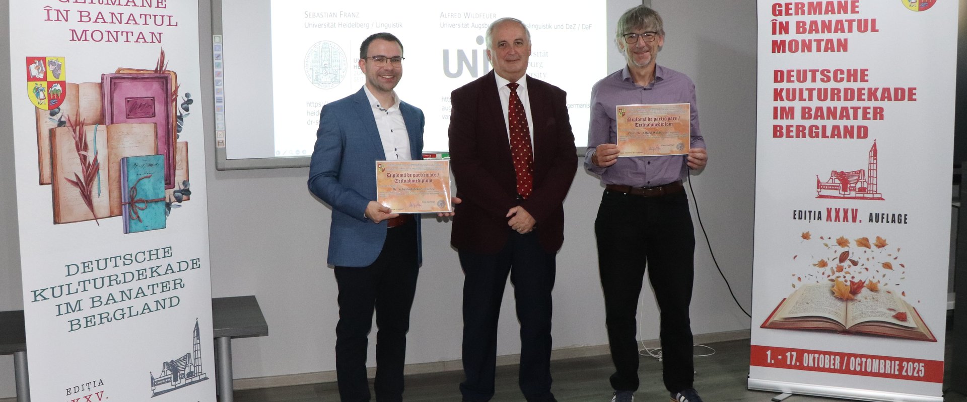 Es sind Herr Tigla sowie Herr Franz und Herr Wildfeuer mit Urkunden nebeneinander stehend zu sehen.