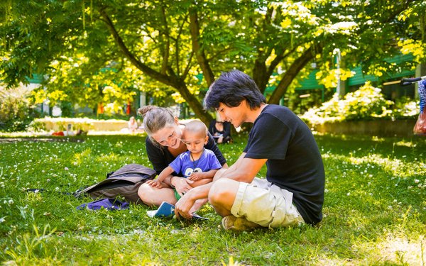Eltern mit Kind im Gras