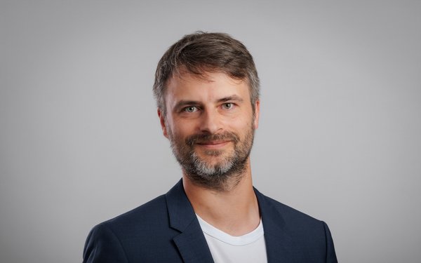Porträtfoto von Prof. Dr. Dennis Kundrat