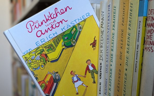 Teil des Buchcovers von "P��nktchen und Anton" von Erich K?stner