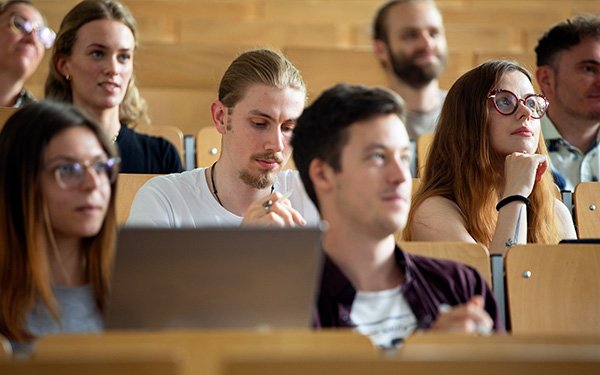 Studierende hören eine Vorlesung im Hörsaal