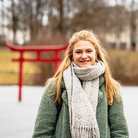 Studentin vor dem Uni-See