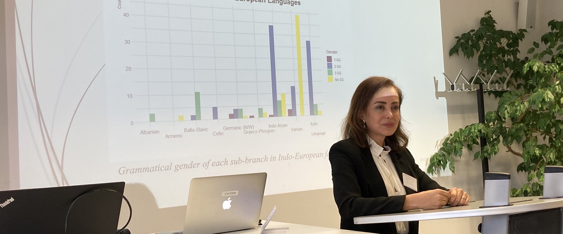Es ist ein Bild von Maryam Fatemi bei ihrem Vortrag zu sehen